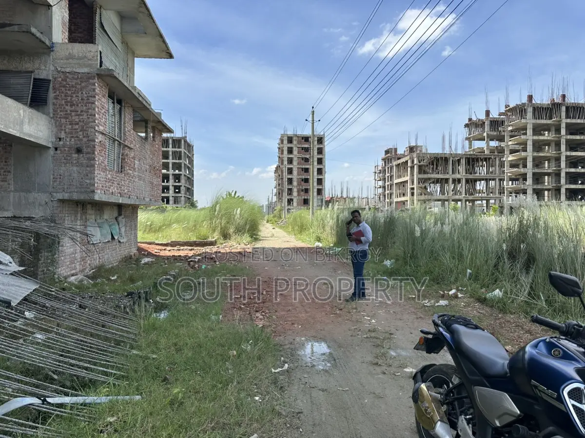 Block-M, 3-Katha, South-Face, Near 200' Road, Bashundhara R/A in Basundhara