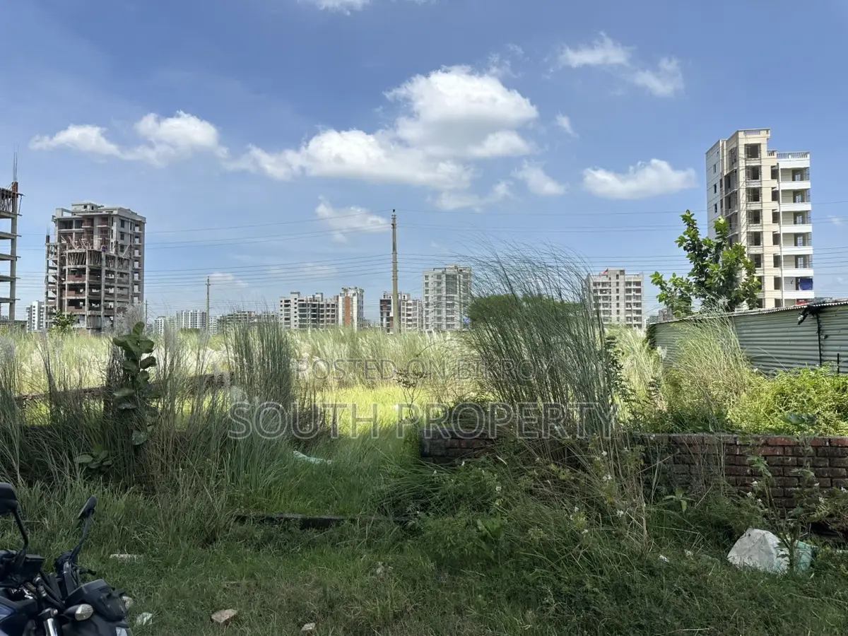Block-M, 3-Katha, South-Face, Near 200' Road, Bashundhara R/A in Basundhara