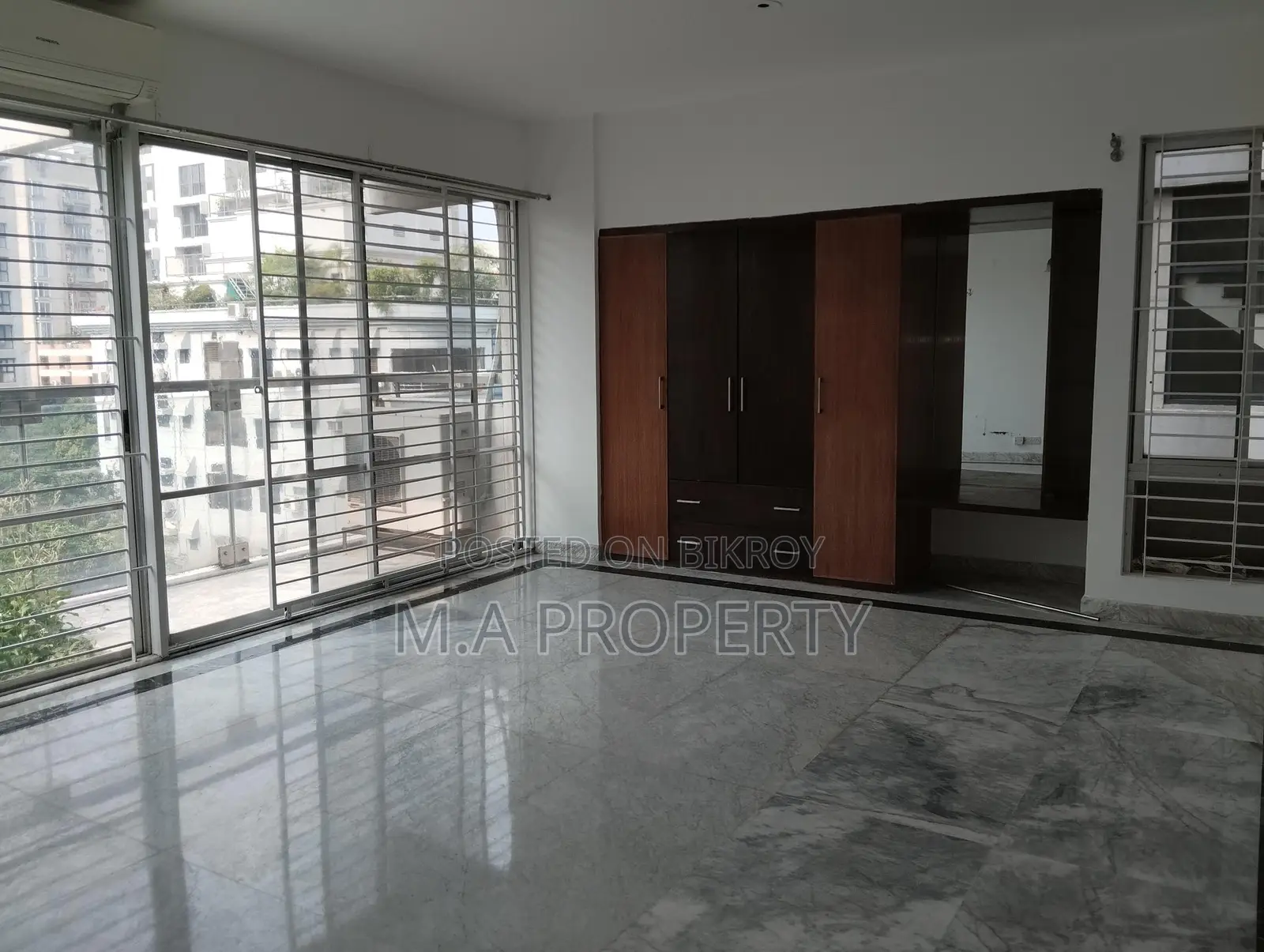 4 BED SEMI-FURNISHED FLAT FOR RENT IN BARIDHARA DIPLOMATIC ZONE in Baridhara