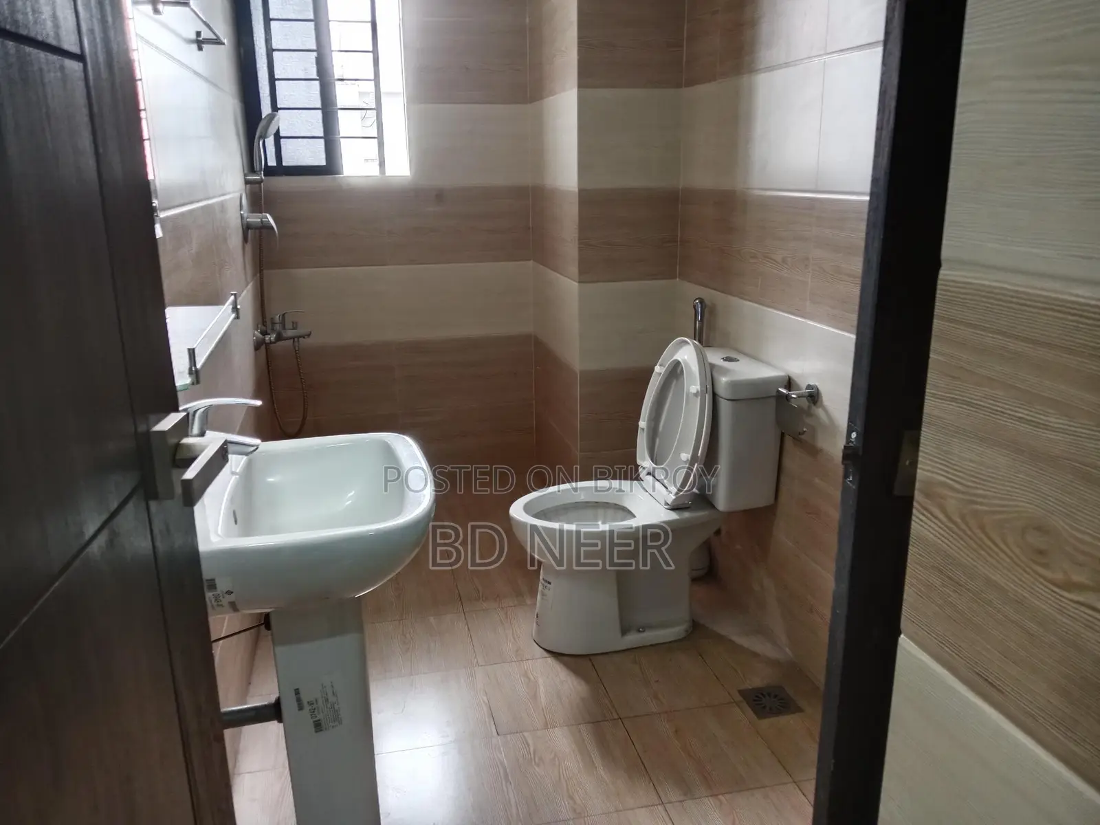 So good semi furnish 3 Bed room apt available in banani North in Banani