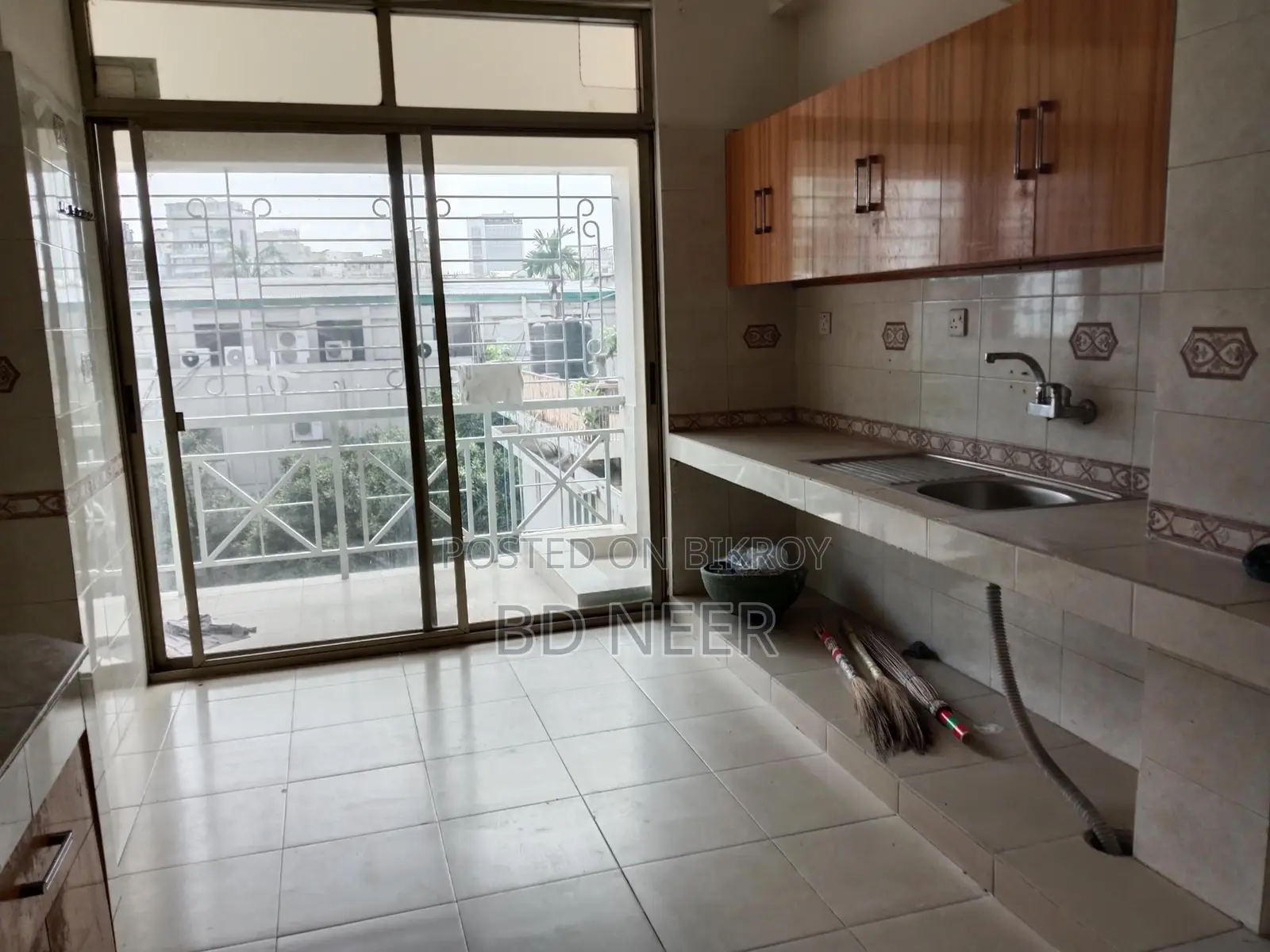 Residents building 3000 sft office space available in Gulshan 2 in Gulshan