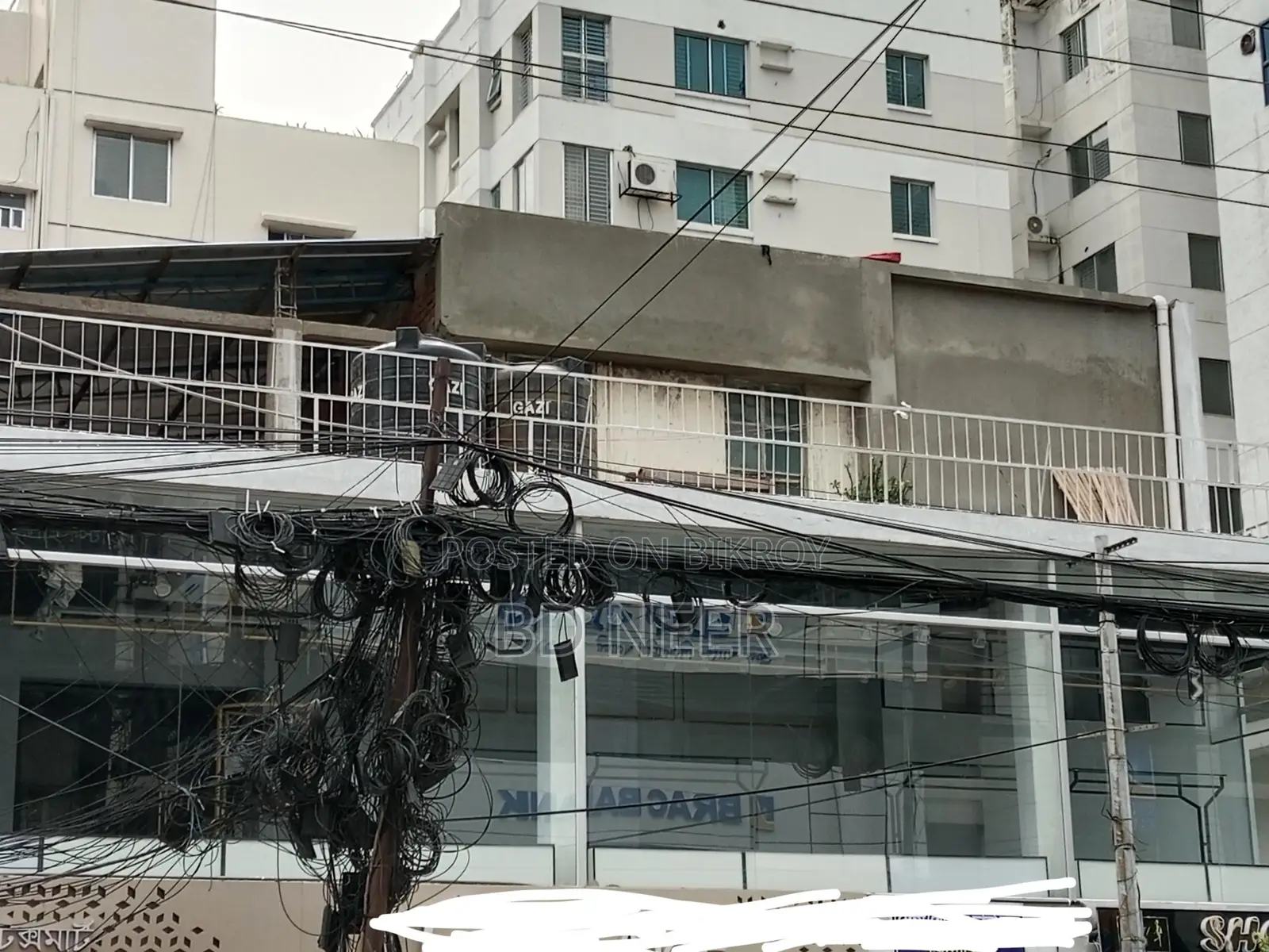 Resturent or show room 3000 sft rent in banani in Banani