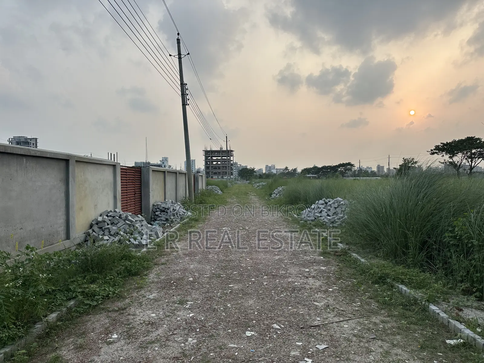 Block-N, 5-Katha, South-Facing, Urgent Sale, Bashundhara R/A in Basundhara