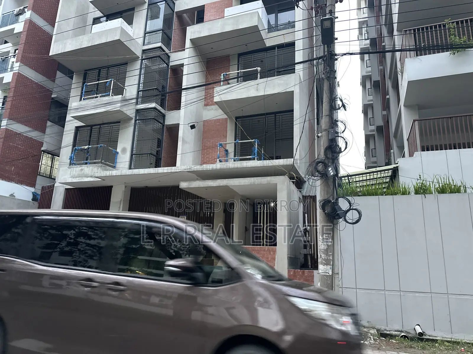 Block-I, 10-Katha, 40' 40' Road Corner Plot Sell Bashundhara R/A in Bashundhara City