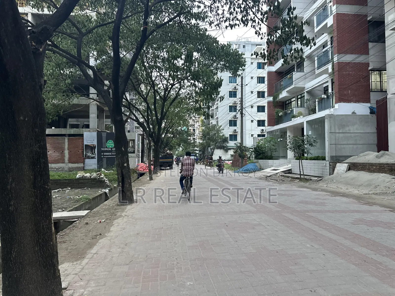 Block-I, 10-Katha, 40' 40' Road Corner Plot Sell Bashundhara R/A in Bashundhara City