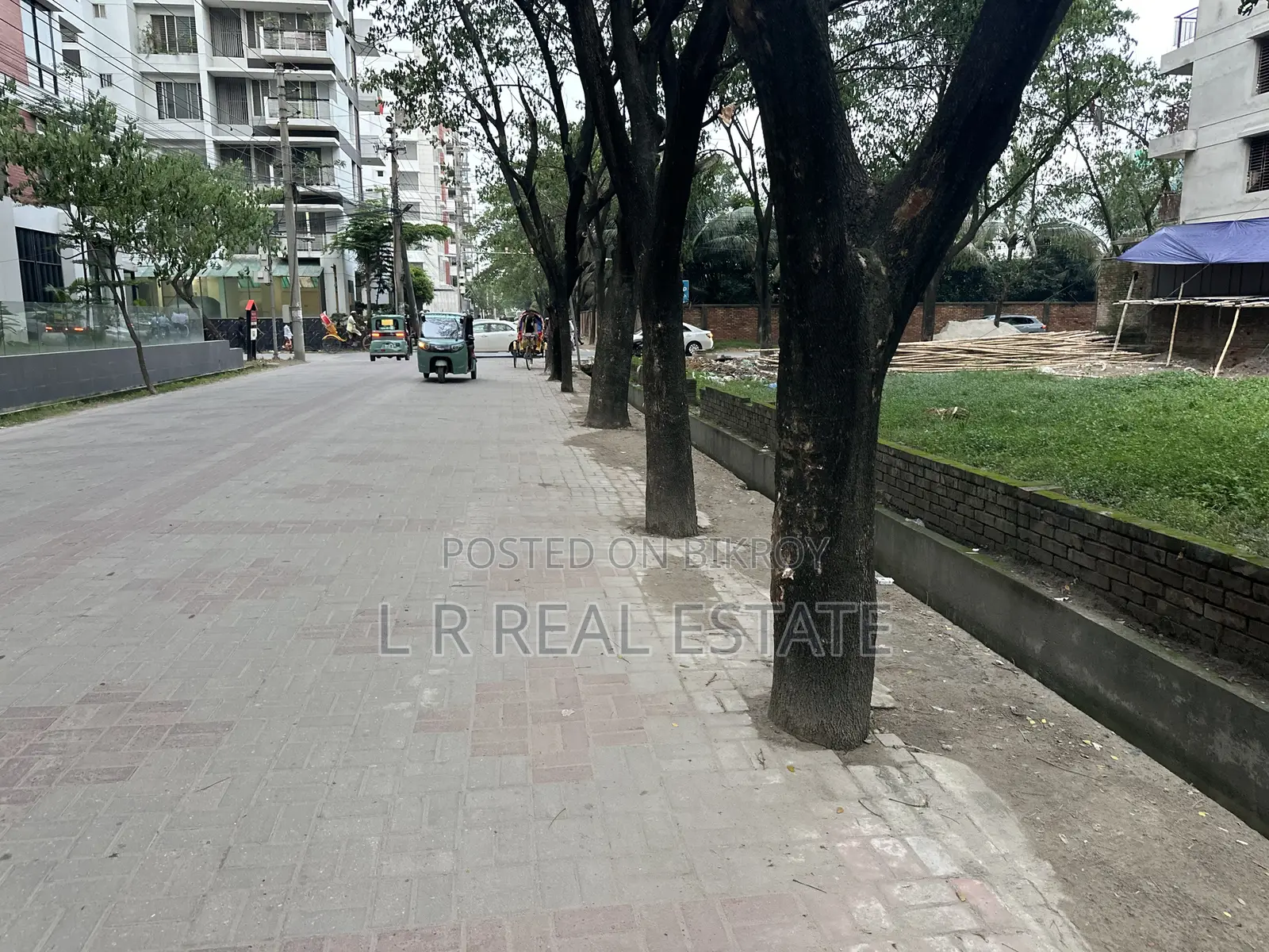 Block-I, 10-Katha, 40' 40' Road Corner Plot Sell Bashundhara R/A in Bashundhara City