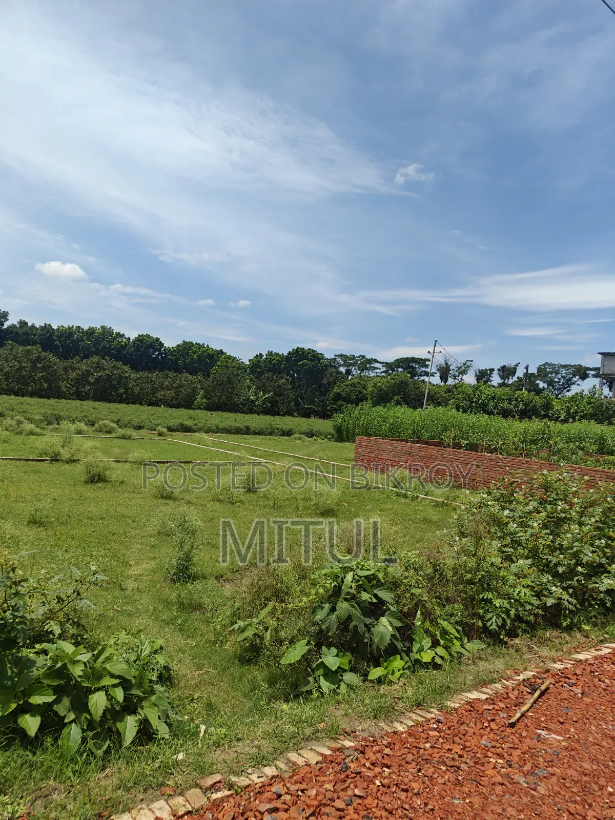 One kilometer west of Rajshahi Airport in Paba