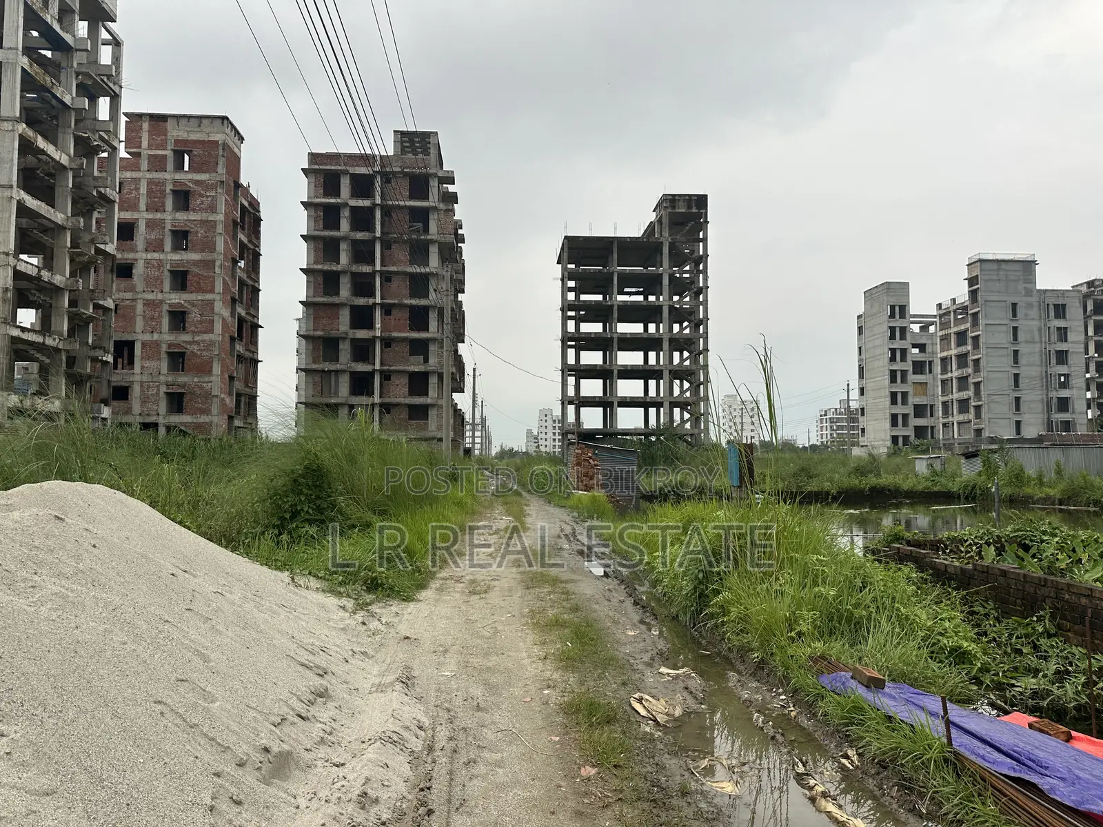 M Block, 3 Katha, South Facing Plot Urgent Sell, Bashundhara R/A in Basundhara