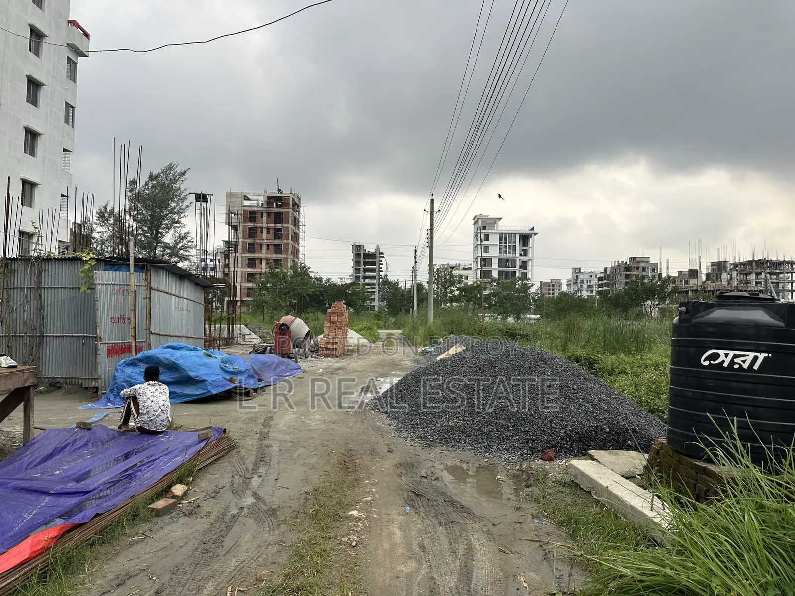 M Block, 3 Katha, South Facing Plot Urgent Sell, Bashundhara R/A in Basundhara