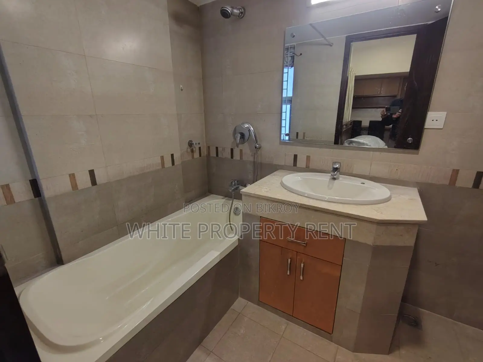 Furnished 4-bedroom Apartment in White Property, Gulshan for Rent in Gulshan
