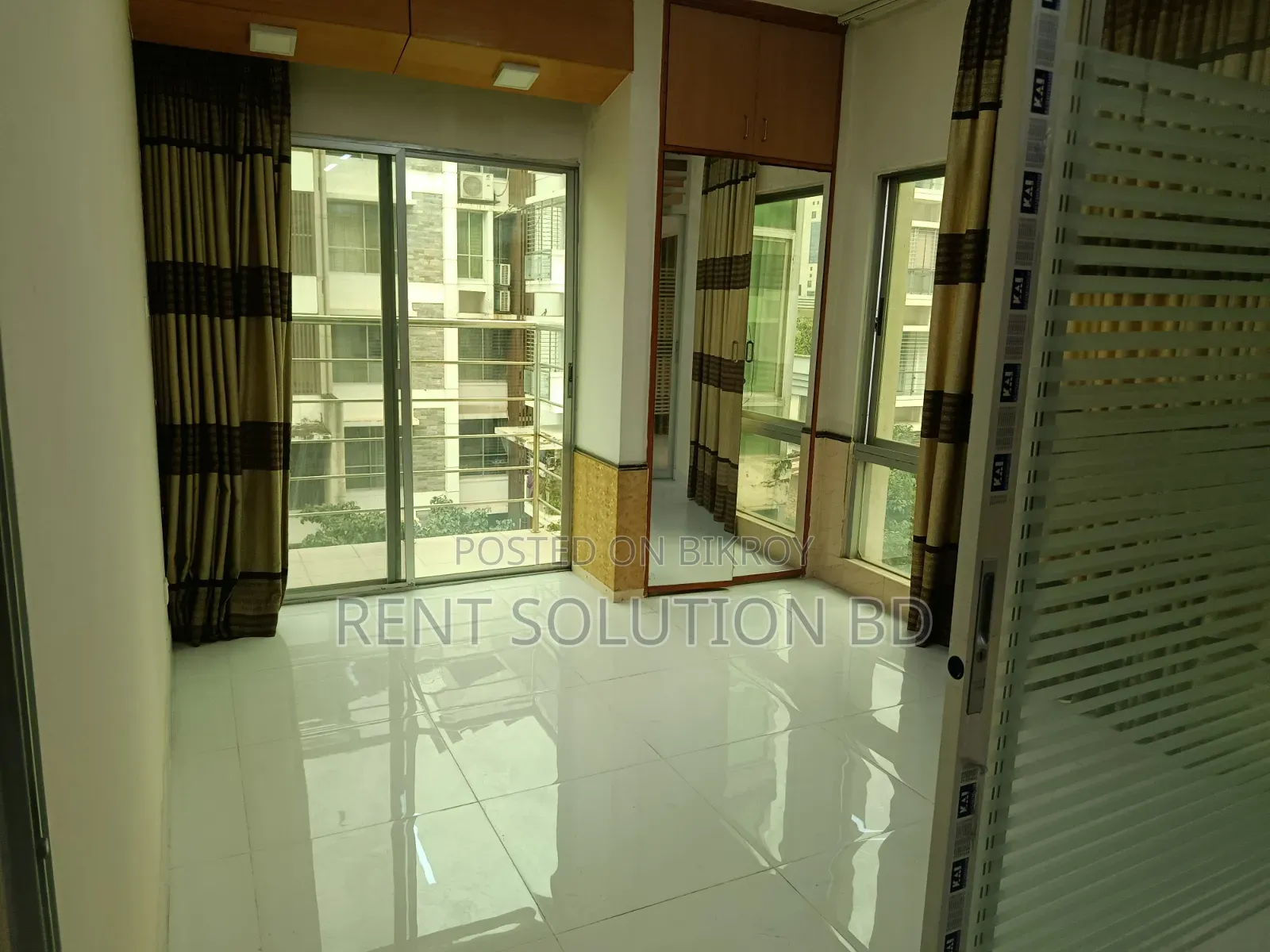 900 SQFT Semi Furnished Commercial Office Rent at Gulshan in Gulshan