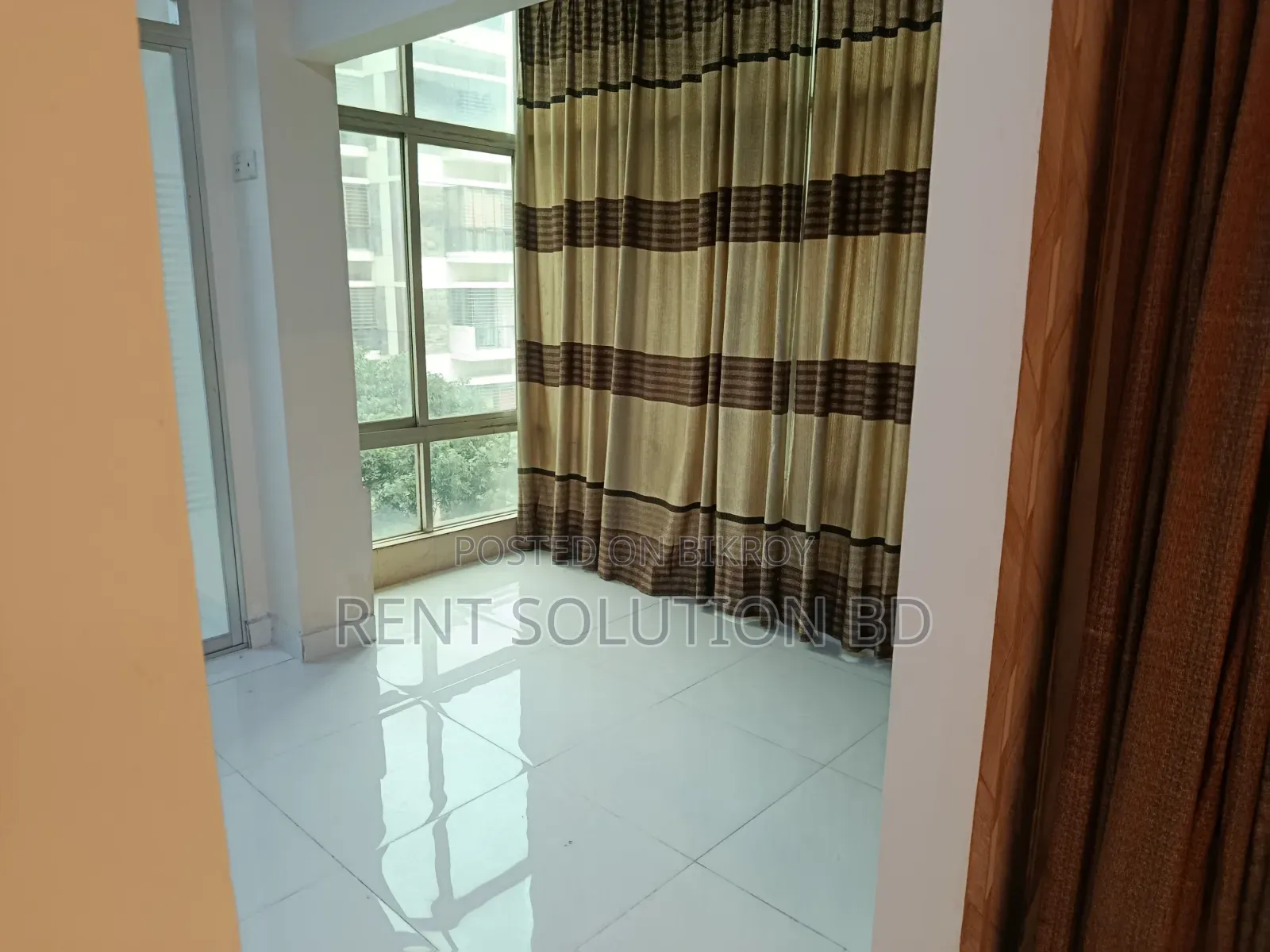 900 SQFT Semi Furnished Commercial Office Rent at Gulshan in Gulshan