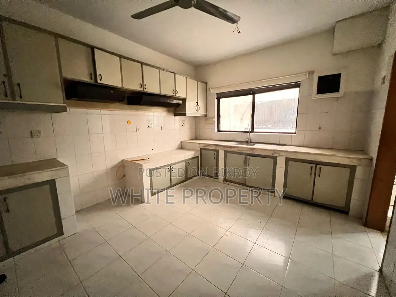 4 Bedroom Apartment in White Property, Gulshan for sale in Gulshan