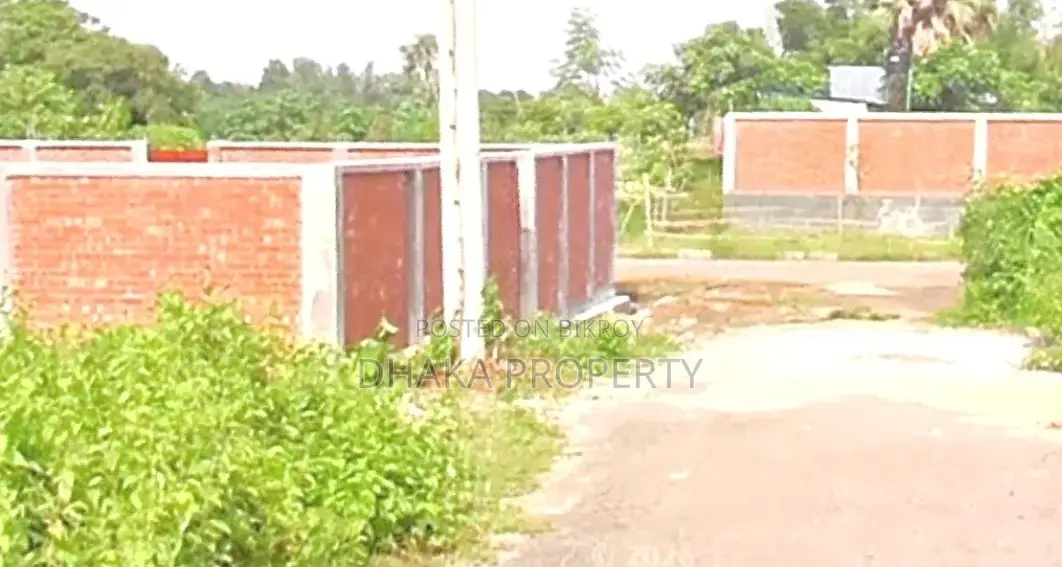 300ft Expressway 5 Katha Lake North at Sector-10 in Purbachal