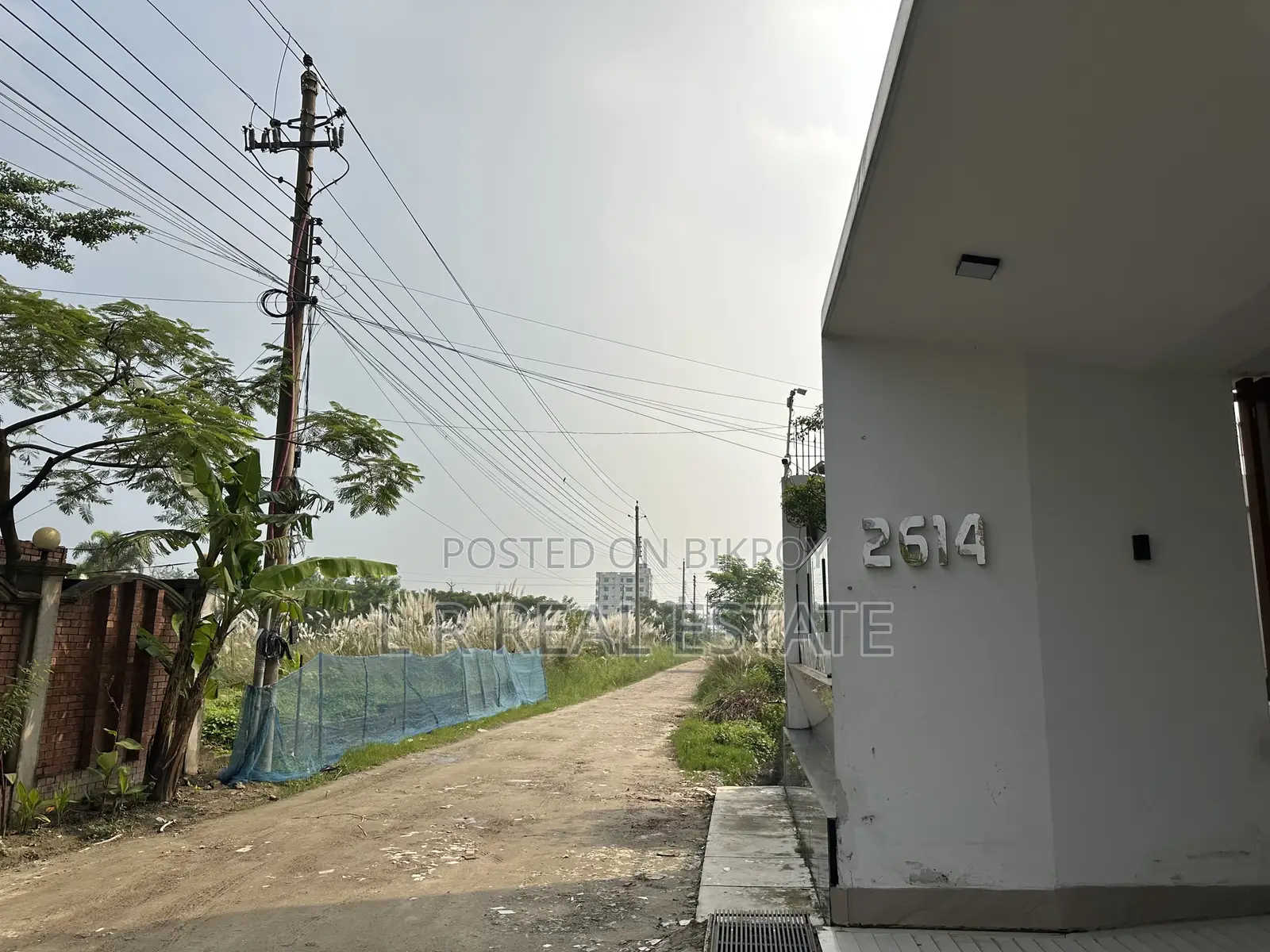 M-Block, 10-Katha, South-Facing, 7' Boundary Done, Bashundhara R/A in Basundhara